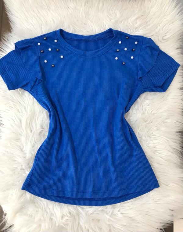 BLUSA CANELADA AZUL BABADINHO NO OMBRO E BOLINHAS (TAM. ÚNICO)