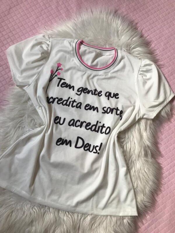 BLUSA BRANCA\ TEM GENTE QUE ACREDITA EM SORTE (TAM. G)