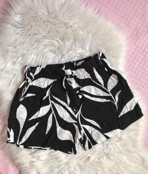 SHORT LASTEX PRETO C/ FOLHAS BRANCAS TAM. G 053